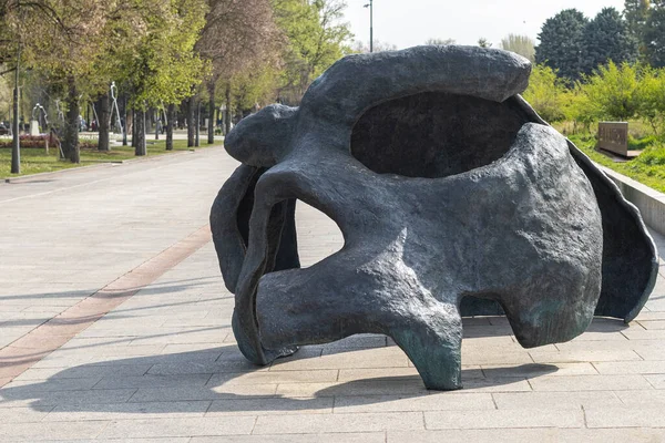BURGOS, SPAIN - 9 Nisan 2021: Güneşli bir günde İspanya 'nın Burgos kentindeki insan evrimi müzesinin güvertesinde Miguelon adı verilen bir insan kafatasının önemli bronz heykeli.