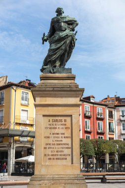 BURGOS, SPAIN - 9 Nisan 2021: Burgos Plaza Belediye Başkanı III. Charles Anıtı 'nda 