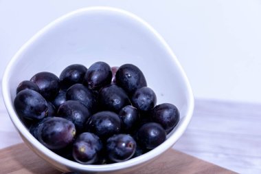 Lezzetli ve iştah açıcı koyu kırmızı üzümler seçici odaklı kırmızı şarap tüketimi veya üretimi için