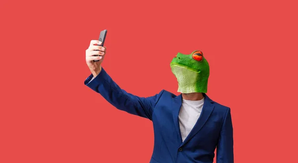 Man Med Googly Eyed Groda Mask Selfie Med Smart Telefon — Stockfoto