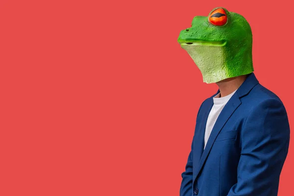 Man Frog Mask Bulging Eyes Staring Posing Red Background Copy — Stock Photo, Image