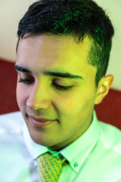 Egy Fiatal Mosolygós Fiú Portréja Ingben Nyakkendőben Sárga Neonfénnyel Arcán — Stock Fotó