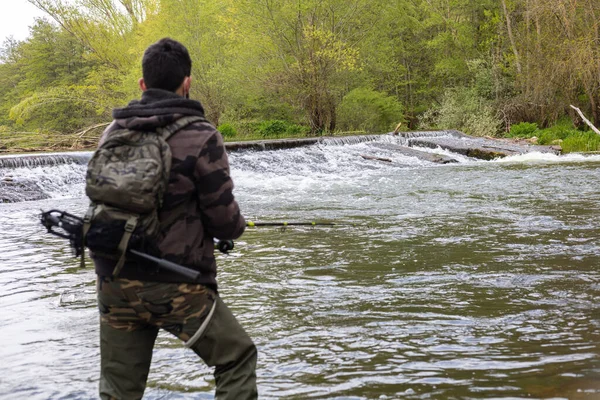 Angler Mit Tarnkleidung Rucksack Mit Fischtrockner Und Gummistiefeln Beim Angeln — Stockfoto