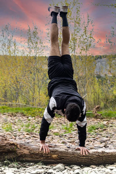 Jonge Atleet Die Pijnboom Midden Natuur Traint Doet Een Omgevallen — Stockfoto