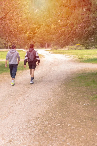 Due Giovani Adolescenti Che Camminano Lungo Sentiero Roccioso Rurale Concetto — Foto Stock