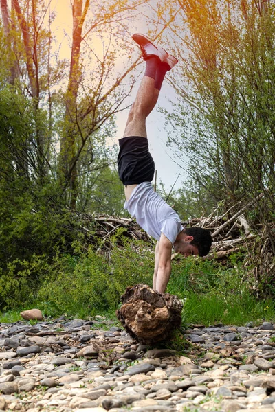 Jovem Adolescente Treinando Campo Realizando Exercícios Equilíbrio Galho Árvore Caído — Fotografia de Stock