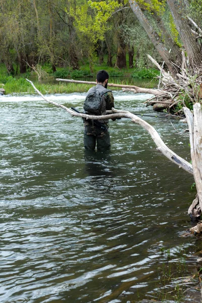 Junger Mann Auf Dem Rücken Einem Fluss Oder Bach Mit — Stockfoto