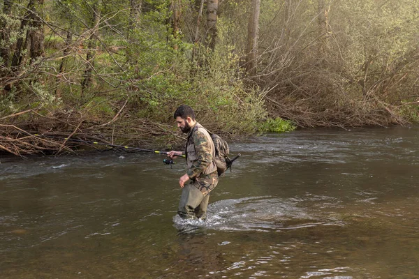 Bärtiger Teenager Tarnkleidung Und Hohen Fischerstiefeln Der Gegen Die Strömung — Stockfoto