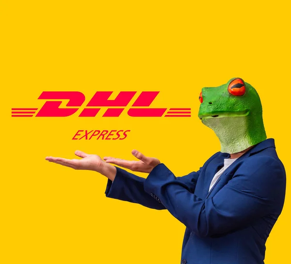 스페인 스페인 2021 재미있는 개구리 가면을 남자의 Dhl 익스프레스 로고를 — 스톡 사진