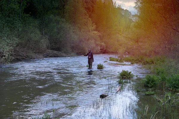 Retrato Pescador Vadeando Río Con Una Caña Pescar Una Puesta —  Fotos de Stock