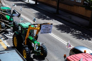 BURGOS, SPAIN - 17 Mayıs: Ortak Tarım Politikası 'na (CAP) karşı tarım traktörleriyle şehir yolunda eylem ve gösteri. Avrupa Birliği Ortak Tarım Politikası (PAC)
