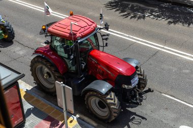 BURGOS, SPAIN - 17 Mayıs: Ortak Tarım Politikası 'na (CAP) karşı tarım traktörleriyle şehir yolunda eylem ve gösteri. Avrupa Birliği Ortak Tarım Politikası (PAC)