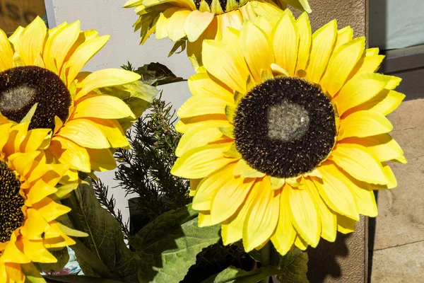 Zentrum Aus Künstlichen Gelben Sonnenblumen Als Dekoration Für Jedes Etablissement — Stockfoto