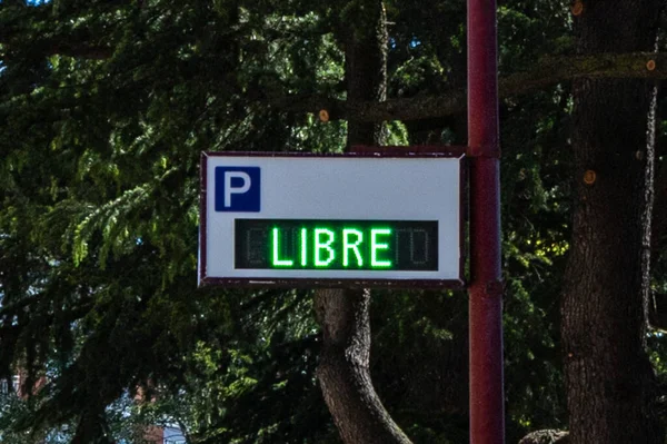 Burgos España Mayo 2021 Señal Aparcamiento Con Letrero Neón Verde — Foto de Stock