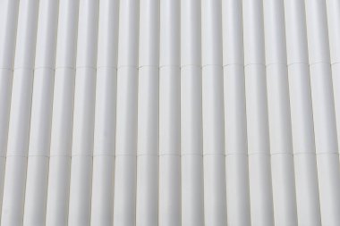 Dış duvar inşa arka plan kavramının dış duvarı için kaplama olarak birkaç beyaz tüpten oluşan dairesel metal yapı