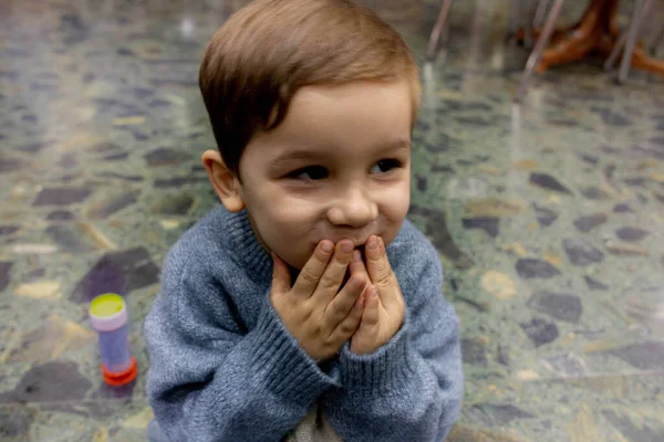 Retrato Niño Pequeño Sentado Suelo Jugando Con Gesto Alegre Sonriendo —  Fotos de Stock