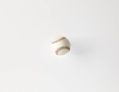 Fotokopi alanı ile beyaz zemin üzerinde kırmızı dizgileri olan beyaz beyzbol