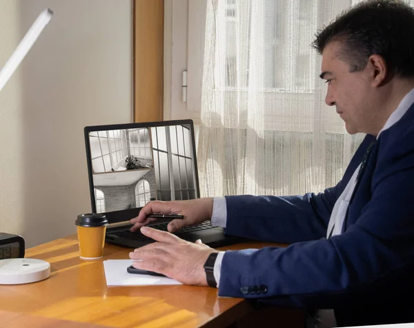 Sicherheitsdirektor Blauen Anzug Überprüft Überwachungskameras Auf Einem Laptop — Stockfoto