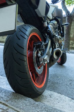 Park halindeyken arkadan görülen büyük yer değiştirme motosikletinin seçici odak noktası