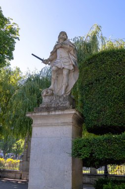 BURGOS, SPAIN - 29 Haziran 2021: Kastilya Kralı I. Yahya 'nın taş heykeli elinde kılıçla Mağripli bir kralın kafasına basarak savaşı kazandı..