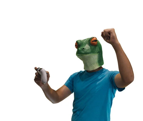 白い背景とコピースペースでPs4ゲームに勝つことについての彼の頭の上にカエルの動物のマスクを持つ男 — ストック写真