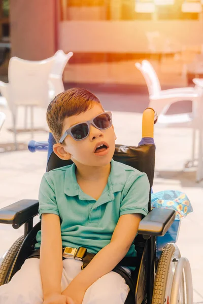 Niño Con Discapacidad Neurodiversa Del Síndrome Pitt Hopkins Silla Ruedas — Foto de Stock