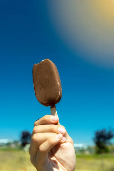 Glass Med Vaniljpinne Täckt Med Ett Lager Choklad Biten Och — Stockfoto