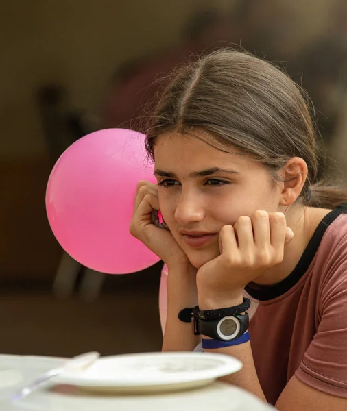 Porträtt Tonårig Flicka Med Rosa Ballong Handen Med Ett Väntande — Stockfoto