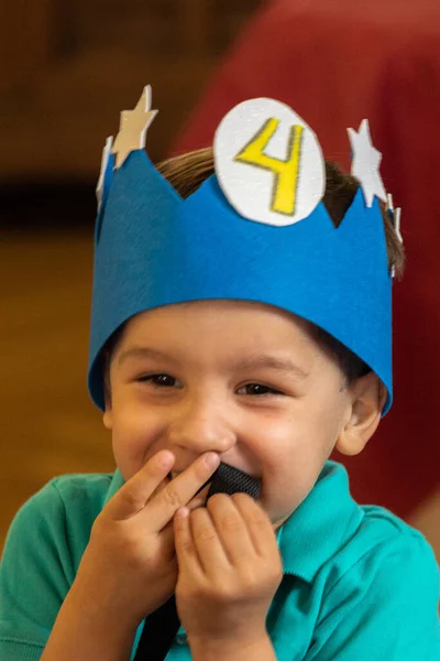 Menino Vestindo Uma Coroa Aniversário Artesanal Com Número Com Rosto — Fotografia de Stock