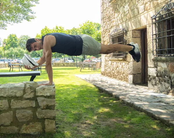 Jonge Vrouw Doen Calisthenics Oefening Glimlachen Zwaaien Terwijl Liggend Plat — Stockfoto