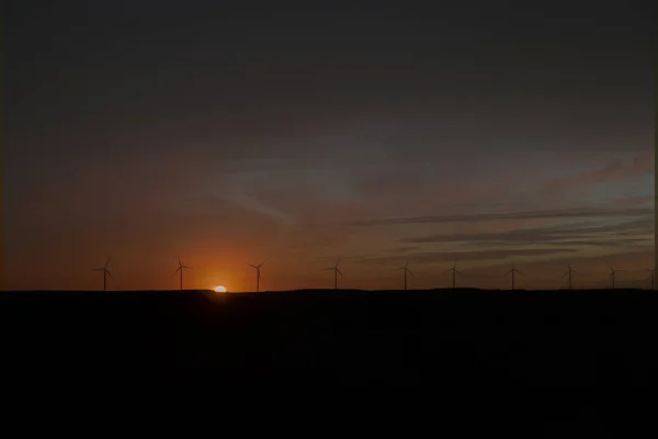 Generadores Energía Eólica Horizonte Una Puesta Sol Con Silueta Los — Foto de Stock
