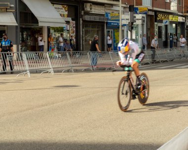 BURGOS, SPAIN - 14 Ağustos 2021: Burgos Katedrali 'nin sekizinci yüzüncü yüzüncü katedrali için bireysel bir zaman denemesinde İspanya Bisiklet Yarışçıları.