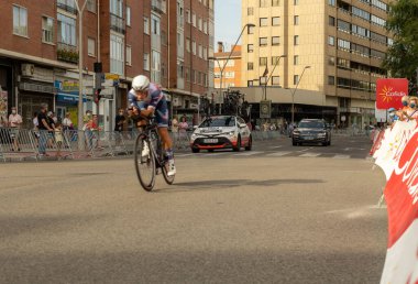 BURGOS, SPAIN - 14 Ağustos 2021: Burgos Katedrali 'nin sekizinci yüzüncü yüzüncü katedrali için bireysel bir zaman denemesinde İspanya Bisiklet Yarışçıları.