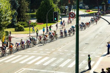 BURGOS, SPAIN - 15 Ağustos 2021: Burgos Katedrali 'nin sekizinci yüzüncü yüzyılı için Vuelta İspanya bisiklet yarışının helikopteri.