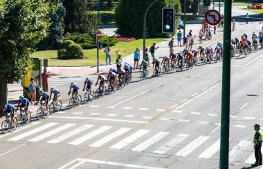 BURGOS, SPAIN - 15 Ağustos 2021: Burgos Katedrali 'nin sekizinci yüzüncü yüzyılı için Vuelta İspanya bisiklet yarışının helikopteri.