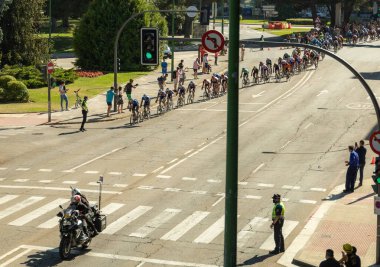 BURGOS, SPAIN - 15 Ağustos 2021: Burgos Katedrali 'nin sekizinci yüzüncü yüzyılı için Vuelta İspanya bisiklet yarışının helikopteri.