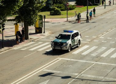 BURGOS, SPAIN - 15 Ağustos 2021: Burgos Katedrali 'nin sekizinci yüzüncü yüzyılı için Vuelta İspanya bisiklet yarışının helikopteri.