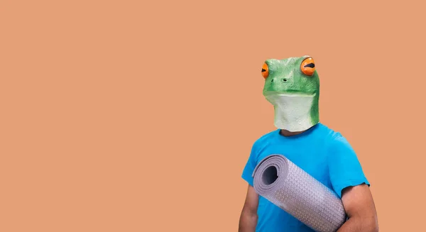 Persoon Gebaar Met Kikker Masker Met Een Zilveren Mat Doen — Stockfoto