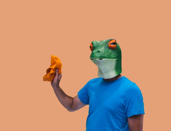 Geste Einer Person Mit Froschmaske Mit Orangefarbenem Tuch Zum Reinigen — Stockfoto