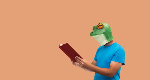 Persoon Gebaar Met Kikker Masker Met Een Leesboek Genieten Droom — Stockfoto