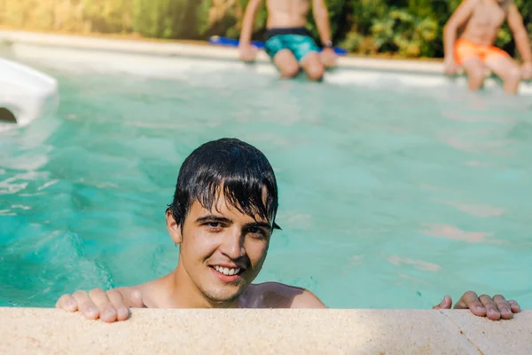 コピースペース付きの暑い夏の日にプールの水から顔と髪を濡らした白人の少年の肖像画の選択的な焦点 — ストック写真