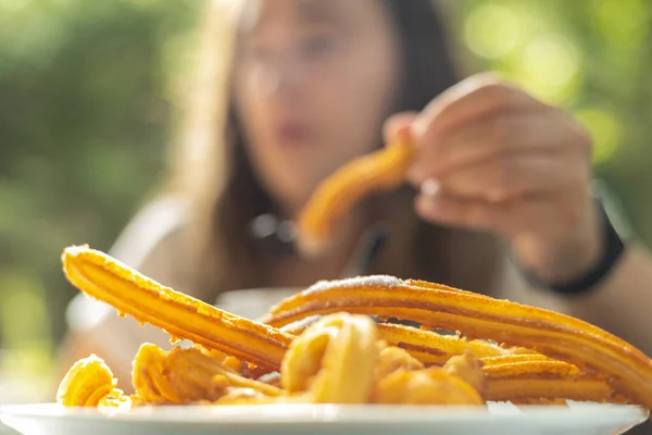 Detalle Churros Harina Con Enfoque Selectivo Una Joven Tomando Chocolate — Foto de Stock