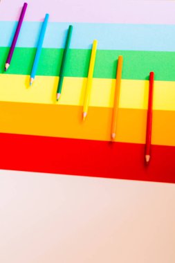 LGTBI ya da LGTBIQ bayrağının farklı renkte kalem ve mukavvaların seçici odaklı kopya alanı ve okula dönüş konseptine sahip kompozisyonu.