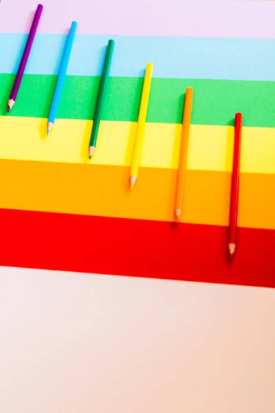 LGTBI ya da LGTBIQ bayrağının farklı renkte kalem ve mukavvaların seçici odaklı kopya alanı ve okula dönüş konseptine sahip kompozisyonu.