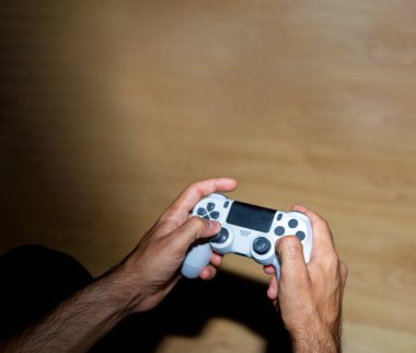 Elinde bir konsol kumandası olan genç bir adam, oyun ve yeni teknolojilere bağımlı, yalnız ve arkadaşlardan izole, tehlikeli bir oyun konseptini kopyalamak için yeri olan.