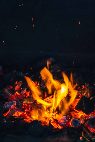 Подробности Пожара Углей Зажженных Барбекю Ожидании Уголь Сжечь Концепцию Летней — стоковое фото