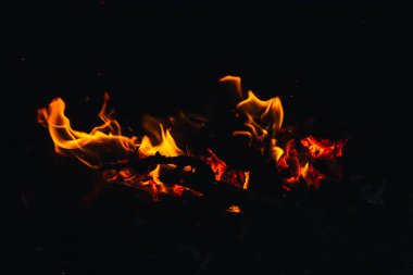 Tehlike yaratan şenlik ateşinden yoğun ve canlı bir ateş