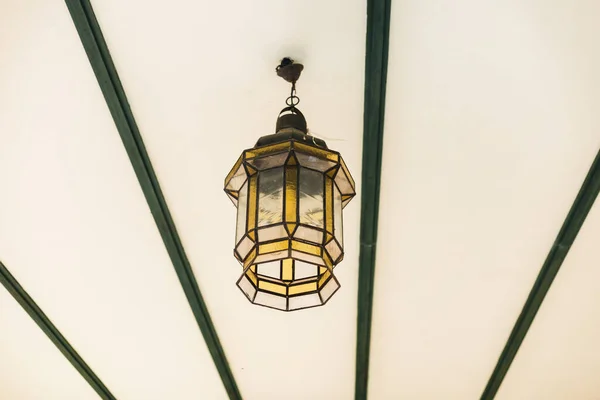 天井から吊るされた提灯の形をした装飾用ランプが部屋を照らす — ストック写真
