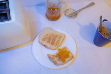 Tost ekmeği, marmelat, kahve ve ekmek kızartma makinesi ile kahvaltı.