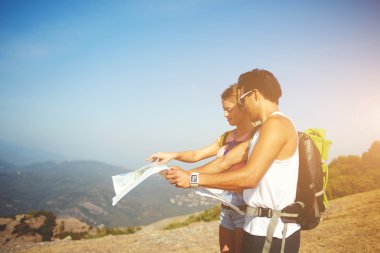 Erkek ve dişi backpackers yeni arama denizaşırı trekking onların yaz aylarında atlas yolda